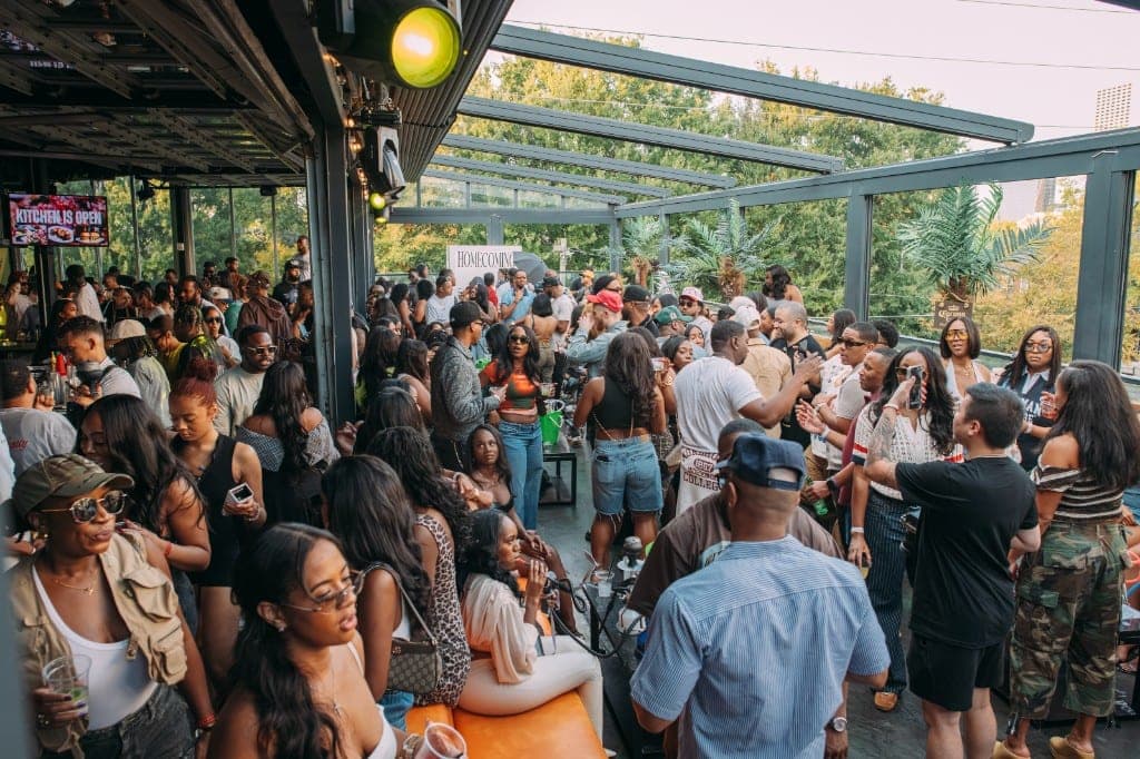 Rooftop homecoming crowd